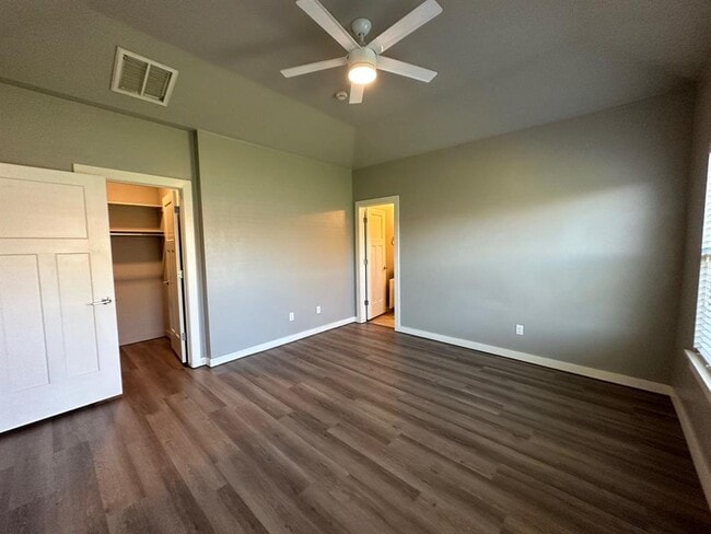 Building Photo - 809 Lakeview Dr