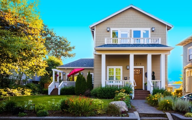 Chic City Haven: Contemporary Urban Opulence - 1819 1st Ave N Seattle ...