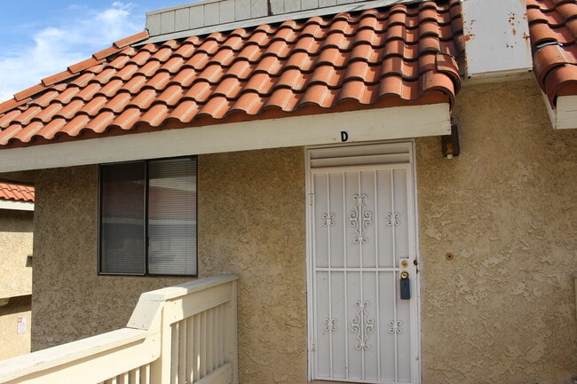 Building Photo - Available now! 2 bedroom/2 bath condo located in the Tanglewood Villas of Pomona!