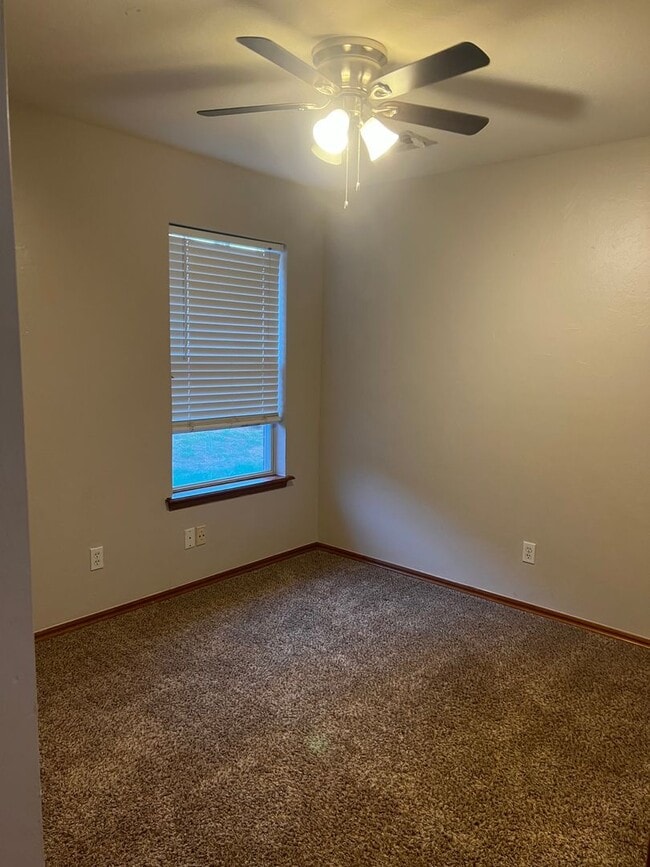 Building Photo - Beautiful edmond home for lease