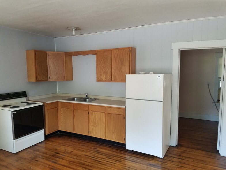 Kitchen - 919 W 3rd St