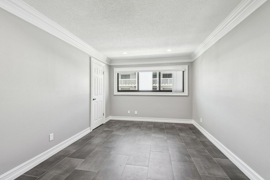 Building Photo - 2942 W Bay Dr