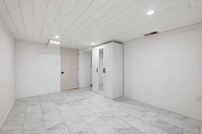 Building Photo - 24 Hollow Wood Ln