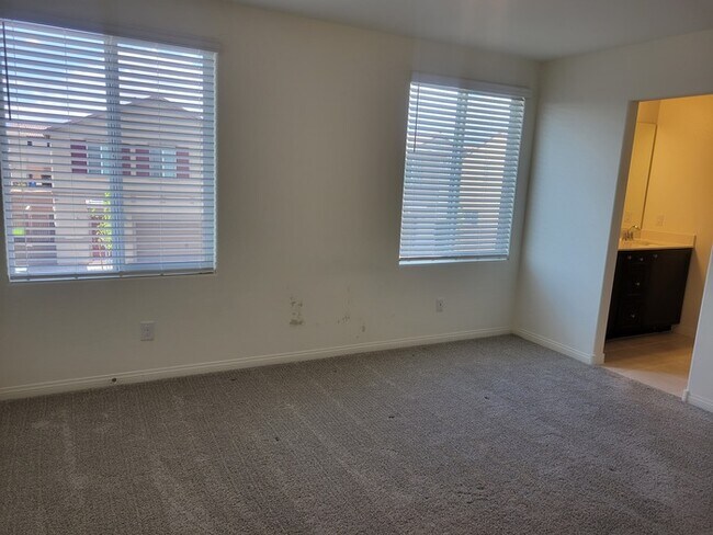 Building Photo - Beautiful 4 bedroom home!