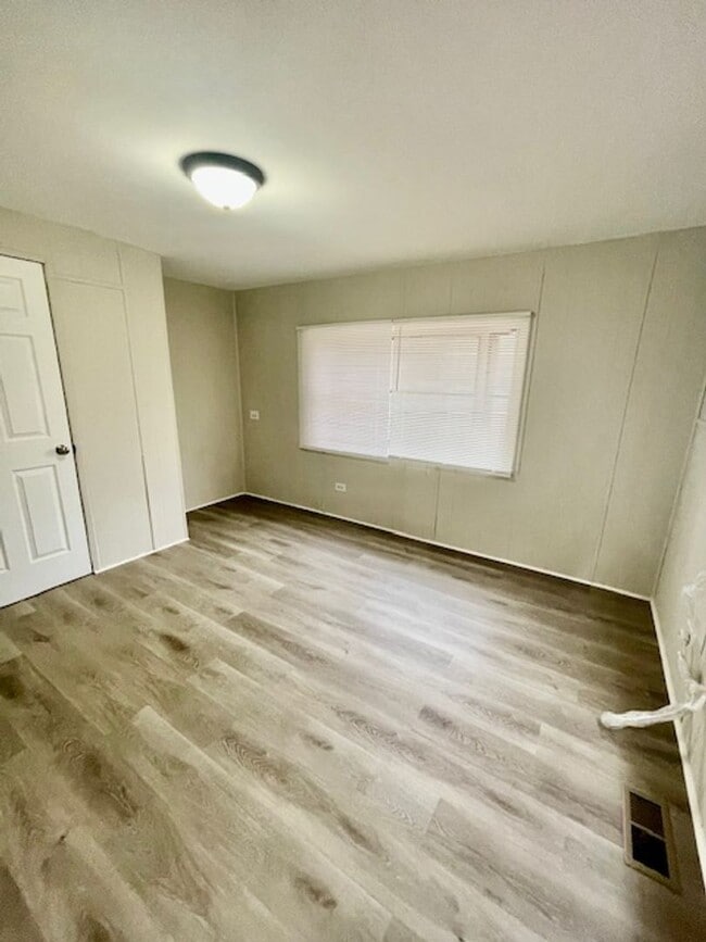 Building Photo - Adorable  3 bedroom 2 bath Mobile Home located it Dallas