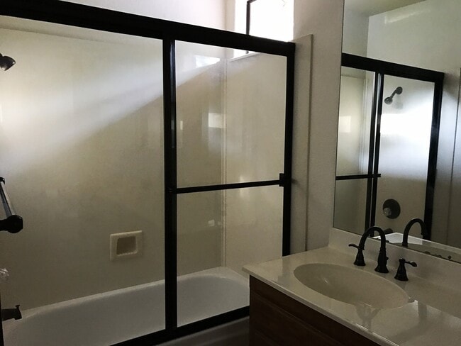 Building Photo - 4 Bedroom, 2.5 Bath House w/2 Garages on 1...
