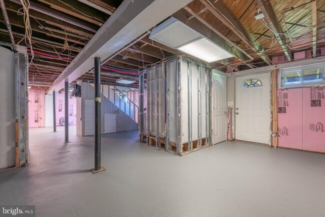 Building Photo - 360 Hollowbrook Dr