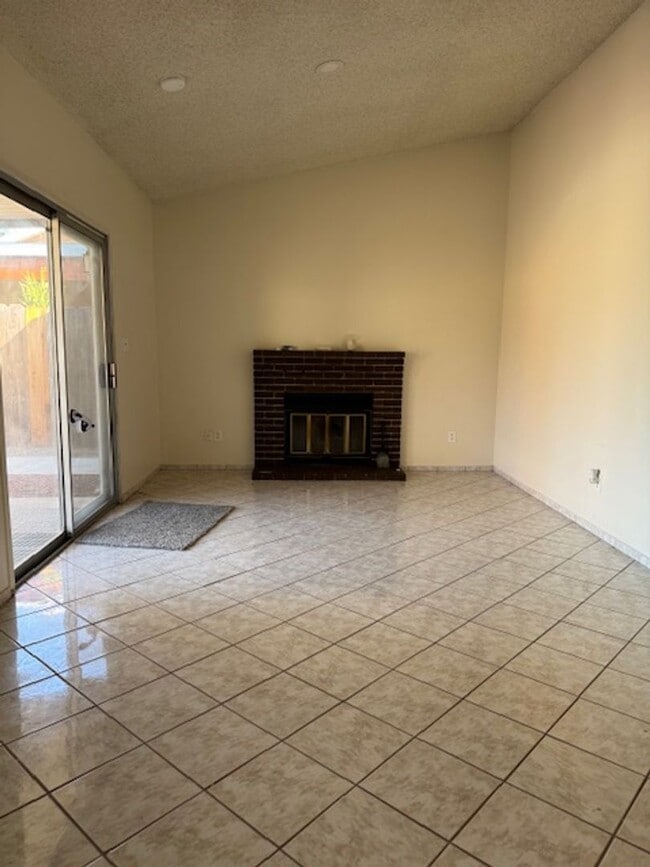 Building Photo - MOVE IN SPECIAL - Available Now - Charming 2-Bedroom Home in Bakersfield