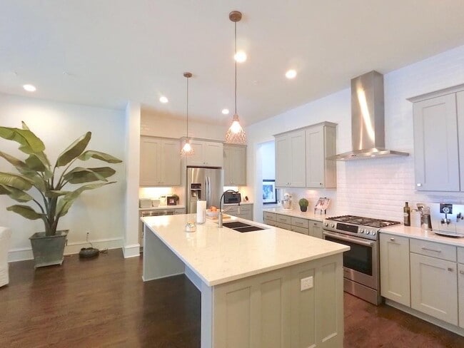 Building Photo - 871 3rd St