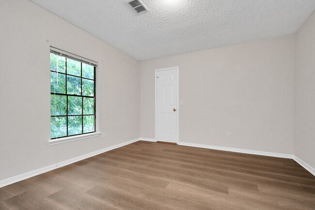 Building Photo - 8823 High Haven Dr
