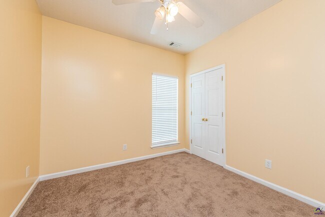 Building Photo - 100 Oldfield Ct
