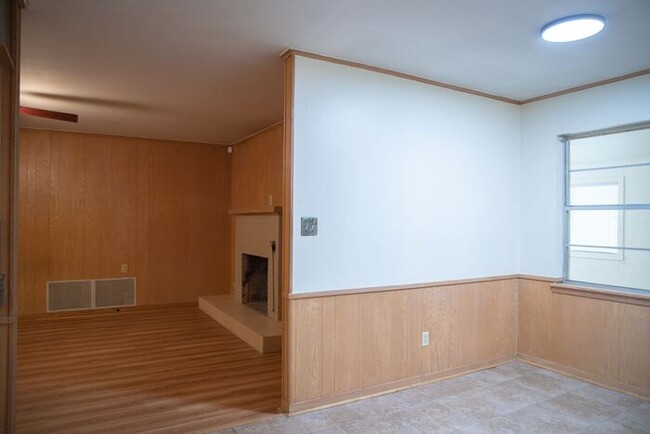 Building Photo - Available Now! 3 Bedroom 2 Bath Near TJC!