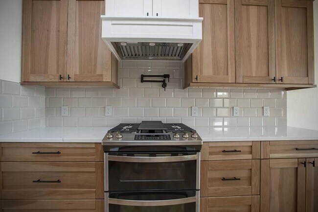 Building Photo - Luxury Townhome in Quiet Neighborhood