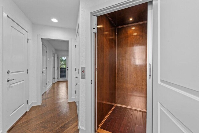 Building Photo - 6533 E Hill Dr