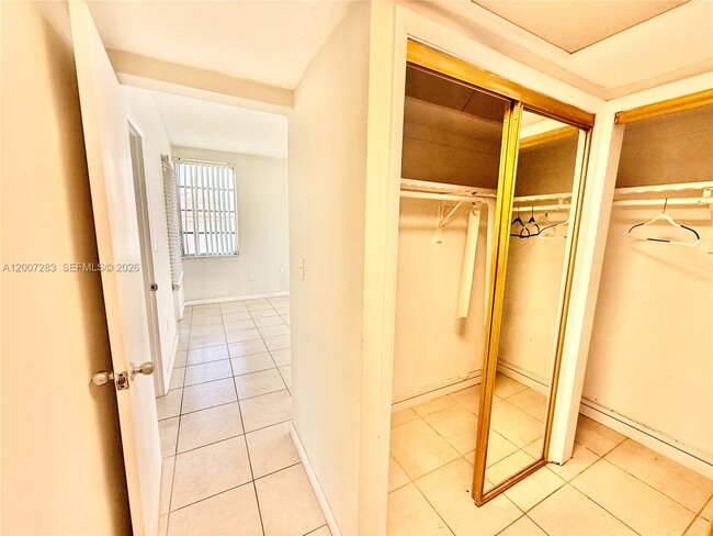 Building Photo - 1591 NE Miami Gardens Dr