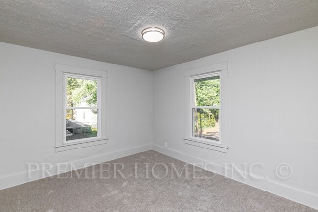 Building Photo - 3 Bed Home with Private Parking & Yard – $1,495/mo