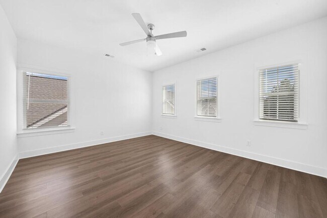 Building Photo - Spacious Home with Fenced Backyard!