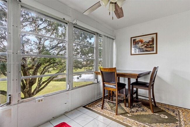 Building Photo - 1040 Country Club Dr