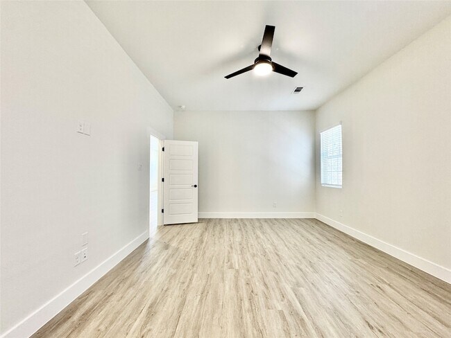 Building Photo - 8513 Shoreham