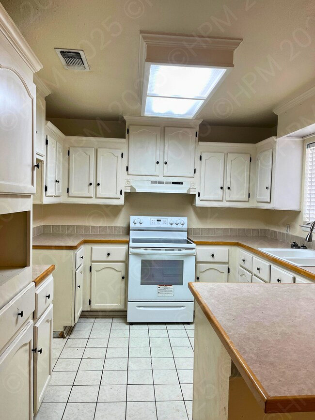 Building Photo - 1616 Redwood St
