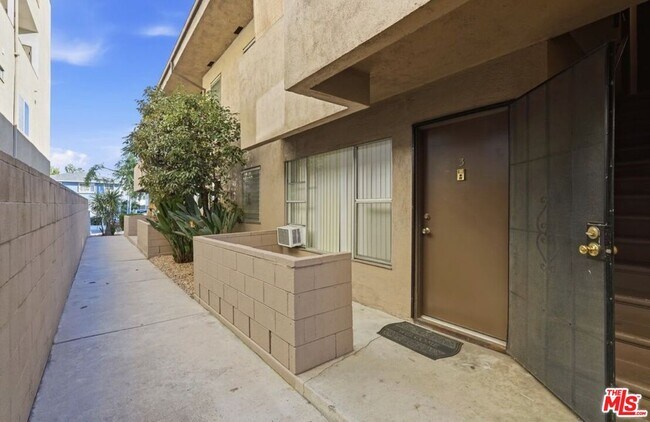 Building Photo - 1475 S Wooster St