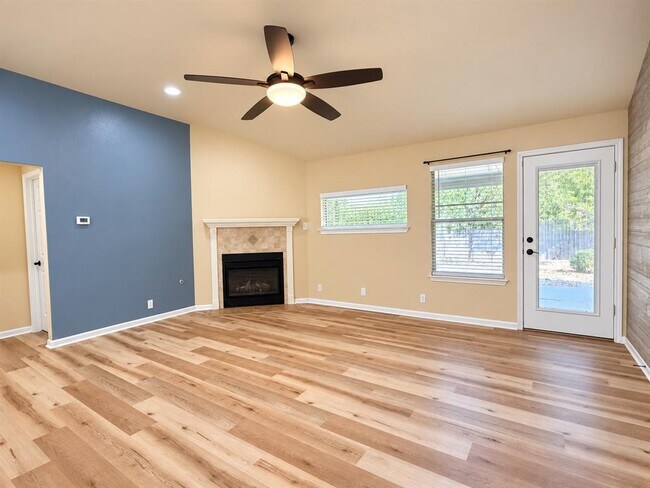 Building Photo - 807 Hilltop Dr