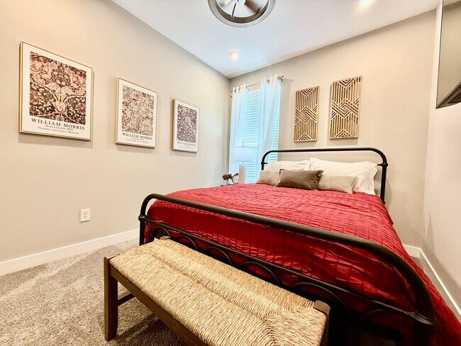 Building Photo - Central, luxury townhome in the heart of Liberty