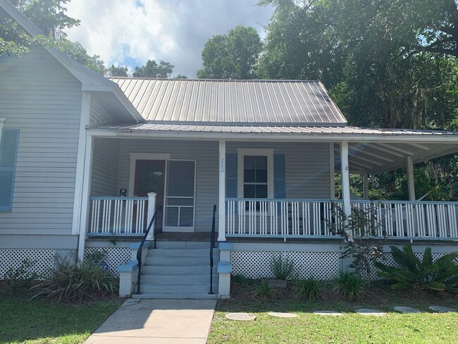 Building Photo - Two bedroom One and 1/2 bath Home in Histo...