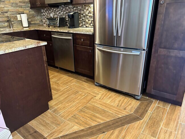 Building Photo - 3070 Cornwall E