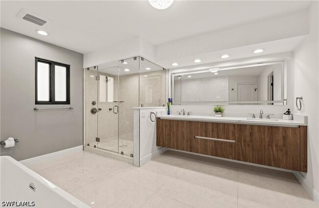 Building Photo - 2307 Queens Way