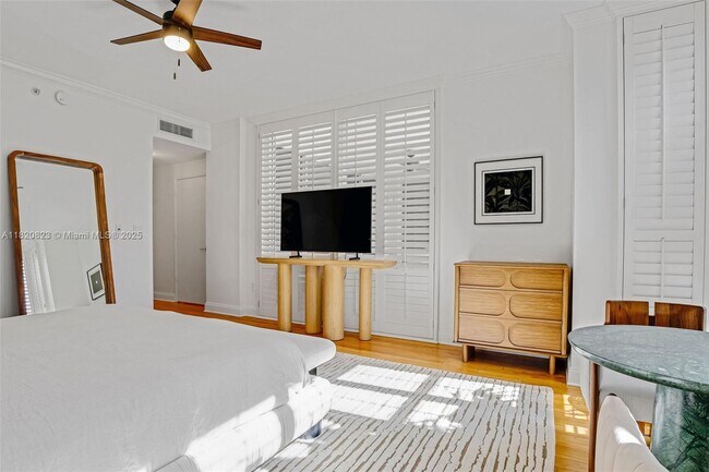 Building Photo - 725 Crandon Blvd