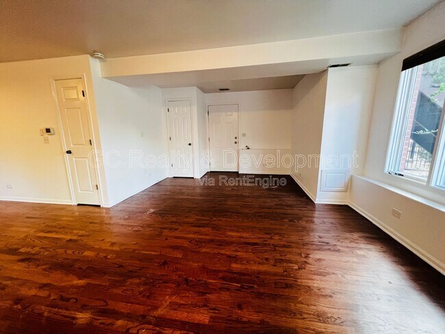 Building Photo - 1756 W Roscoe St