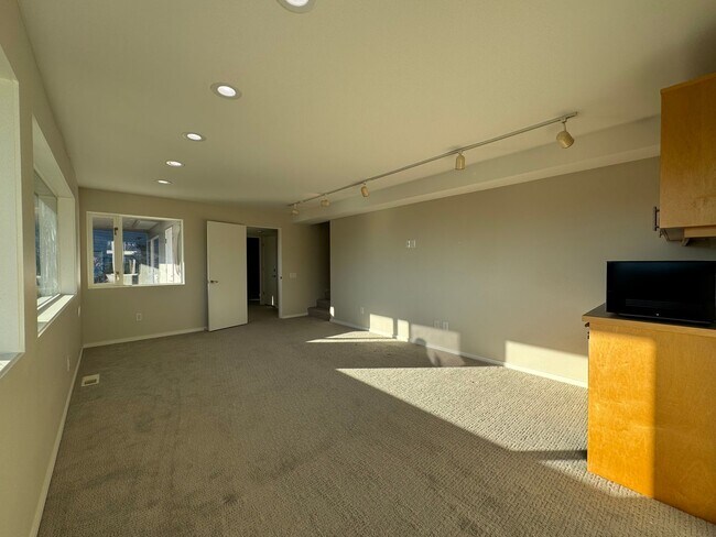 Building Photo - Breathtaking views of Chuckanut Bay!!