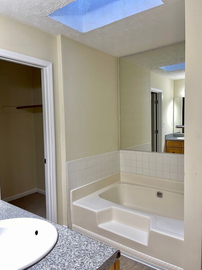 Building Photo - Spacious 3 Bed/2 Bath Ranch with Over 1800...