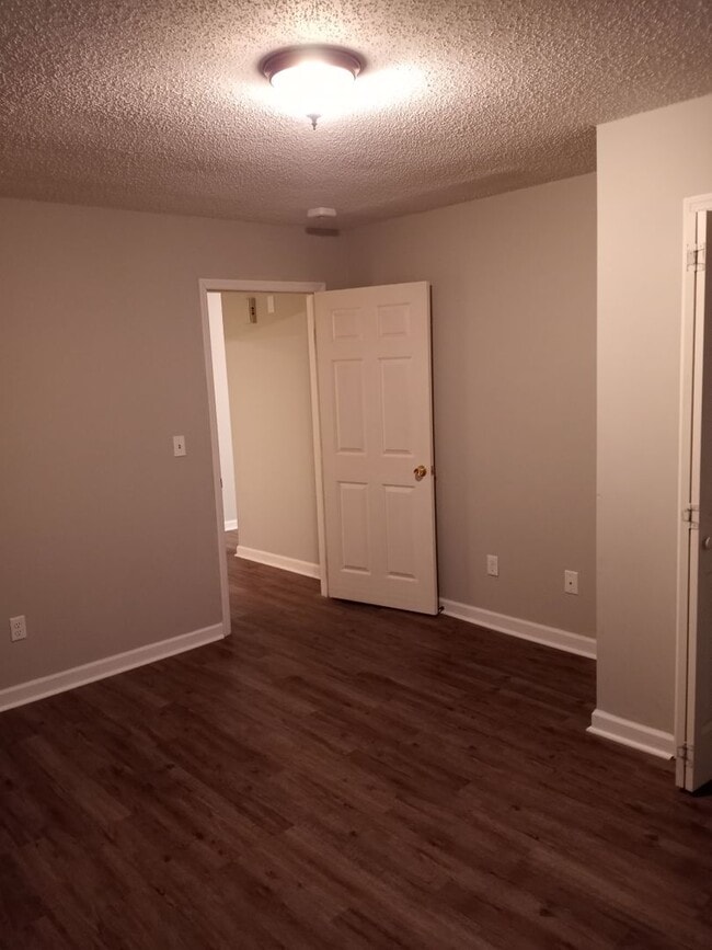 Building Photo - 2 bed 1.5 bath condo for rent