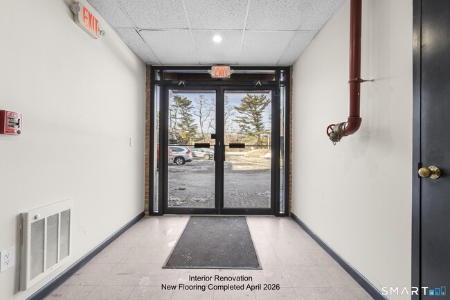 Building Photo - 937 Post Rd