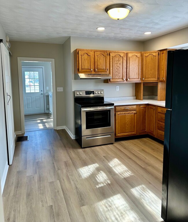 Building Photo - Renovated 3-Bedroom Gem within walking dis...