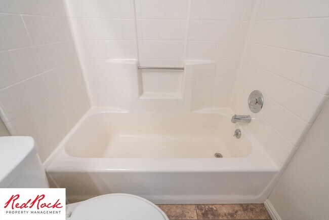 Building Photo - Spacious 3 Bedroom Single-Level Home in Bl...