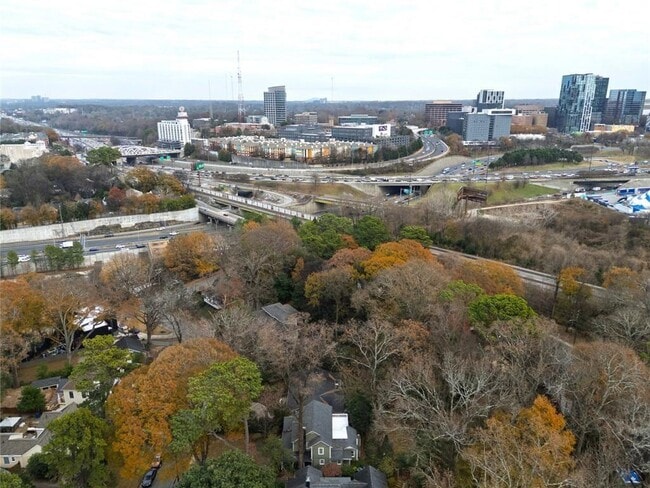 Building Photo - 302 Hascall Rd NW