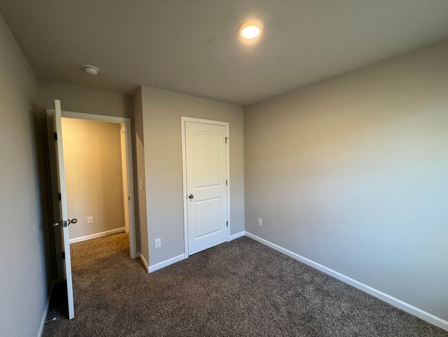 Building Photo - **Move in Special: $300 Off First Month's ...