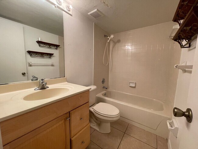 Building Photo - ANNUAL RENTAL - 2 BED / 2 BATH IN PINE HAVEN!