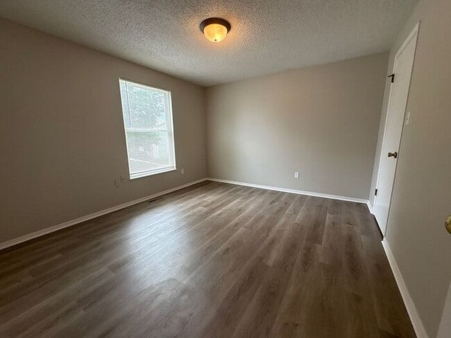 Building Photo - **Updated 2-Level Townhome in Fort Collins...
