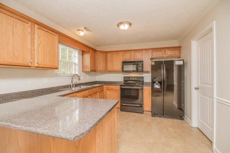 Building Photo - 3155 Hardwood Dr