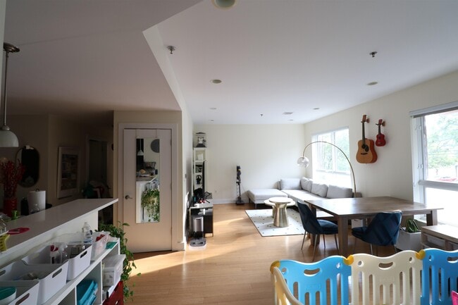 Building Photo - 636 5th St