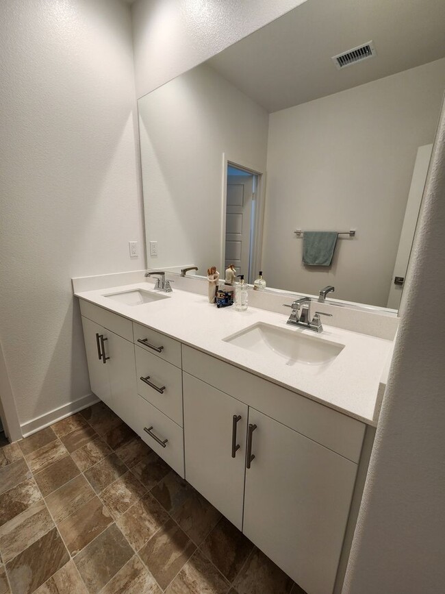 Building Photo - Modern 4BR Townhome in Fontana