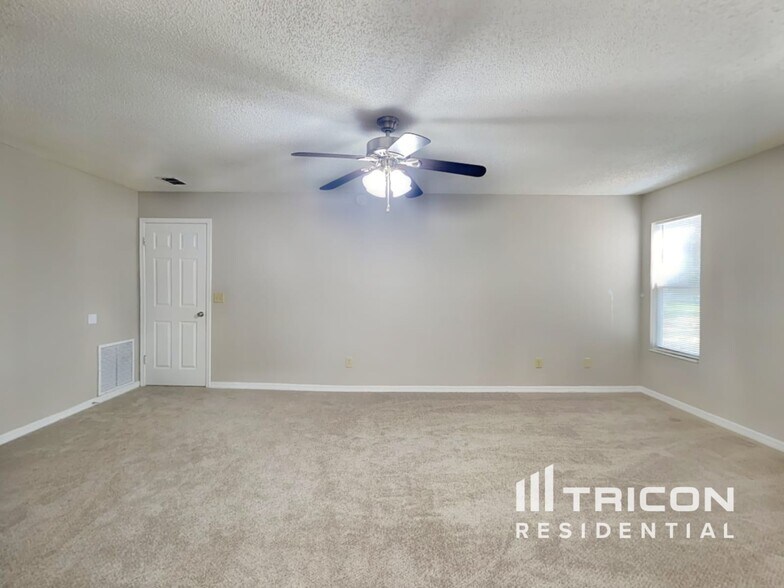 Building Photo - 3251 Deerfield Pointe Dr