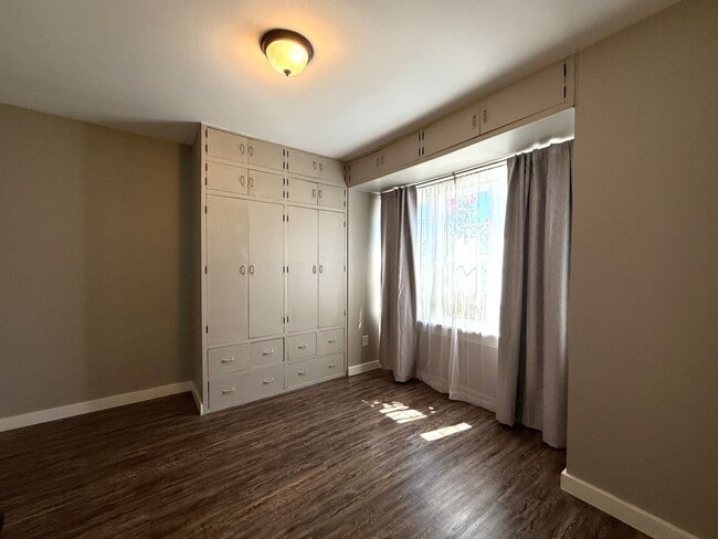 Building Photo - Charming Downtown Anacortes Home - Avail Now!