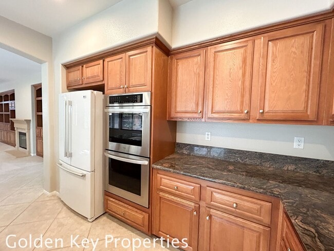 Building Photo - Beautiful Executive home located in the Ra...