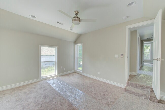 Building Photo - 701 Lincoln St