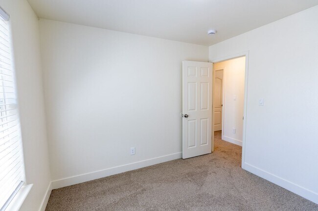 Building Photo - 1240 Bunting Ave